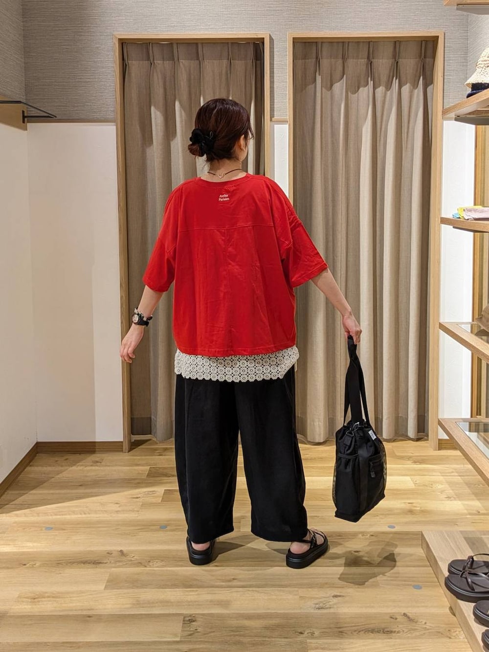 ブラック系のサンダル、ブラック系のその他パンツ、ホワイト系のタンクトップを着用したレディースの夏コーディネートの2枚目の写真