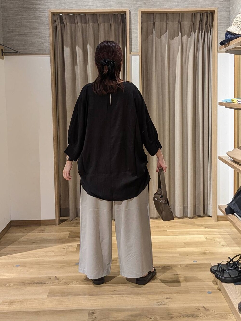 ブラウン系のサンダル、グレー系のその他パンツ、ブラウン系のショルダーバッグを着用したレディースの夏コーディネートの2枚目の写真