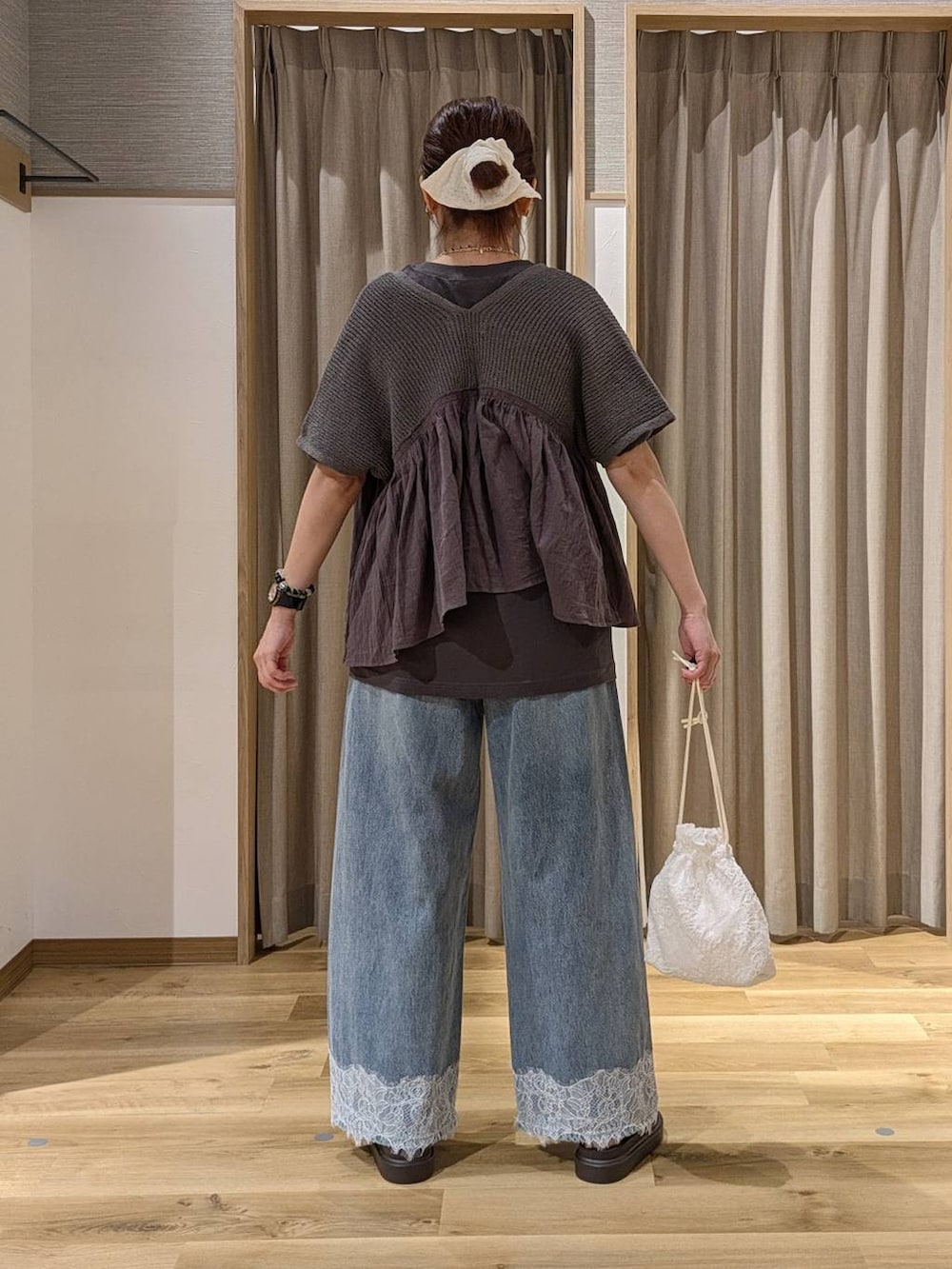 ブルー系のデニムパンツ、その他のTシャツ/カットソー、その他のベストを着用したレディースの夏コーディネートの3枚目の写真