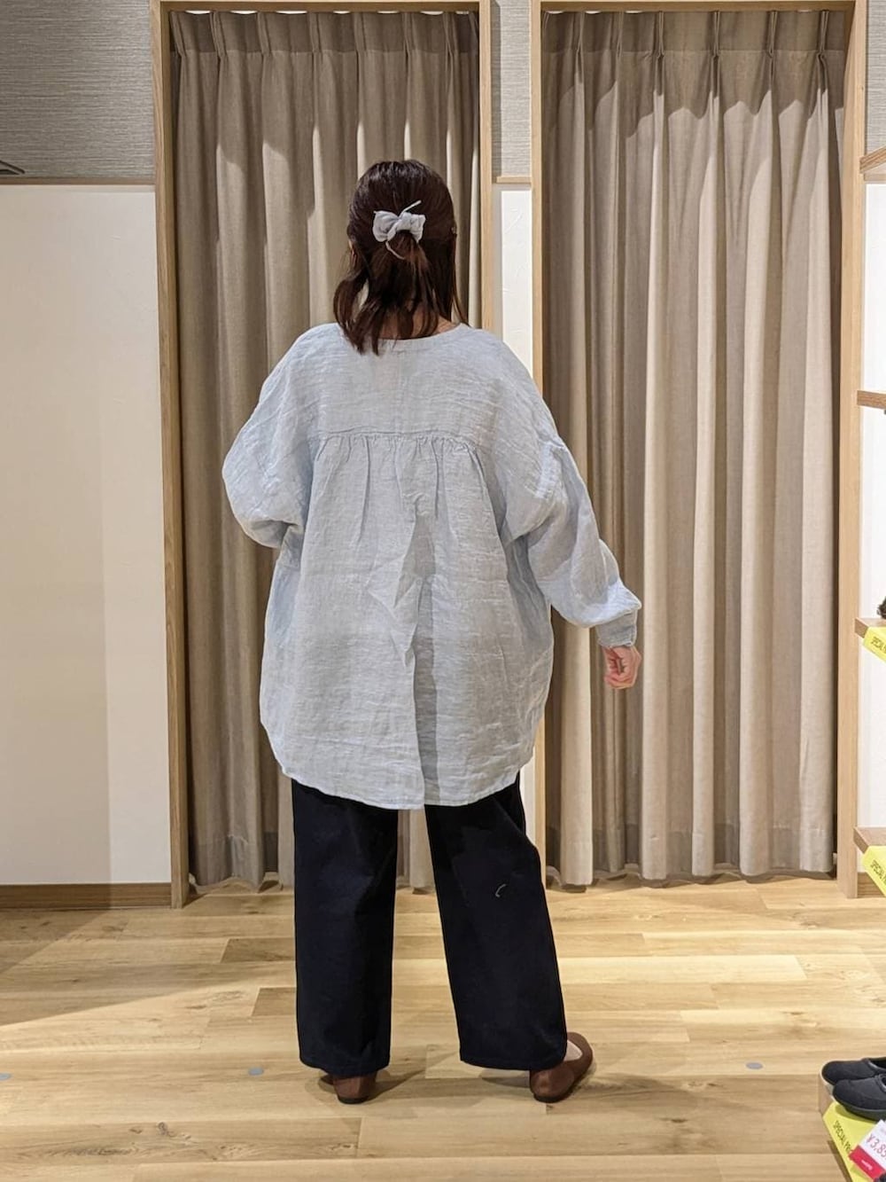 ブルー系のその他パンツ、ブラウン系のトートバッグ、ブラウン系のパンプスを着用したレディースの春コーディネートの2枚目の写真