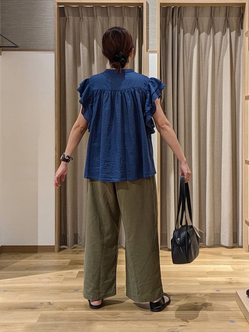 ブルー系のシャツ/ブラウス、ブラック系のショルダーバッグ、グリーン系のその他パンツを着用したレディースの夏コーディネートの3枚目の写真