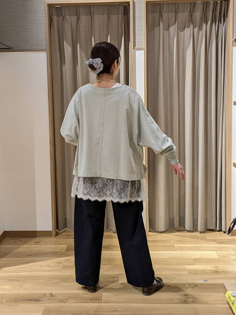 ブルー系のその他パンツ、ブラウン系のトートバッグ、ブラウン系のローファーを着用したレディースの春コーディネートの2枚目の写真