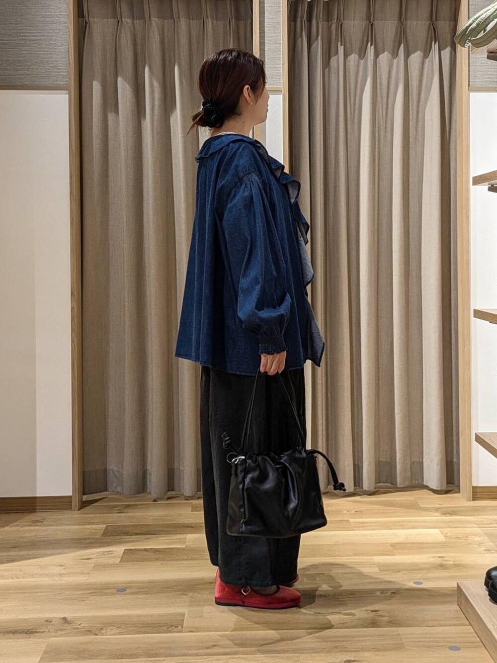 ブルー系のシャツ/ブラウス、グレー系のその他パンツ、レッド系のその他シューズを着用したレディースの秋コーディネートの2枚目の写真