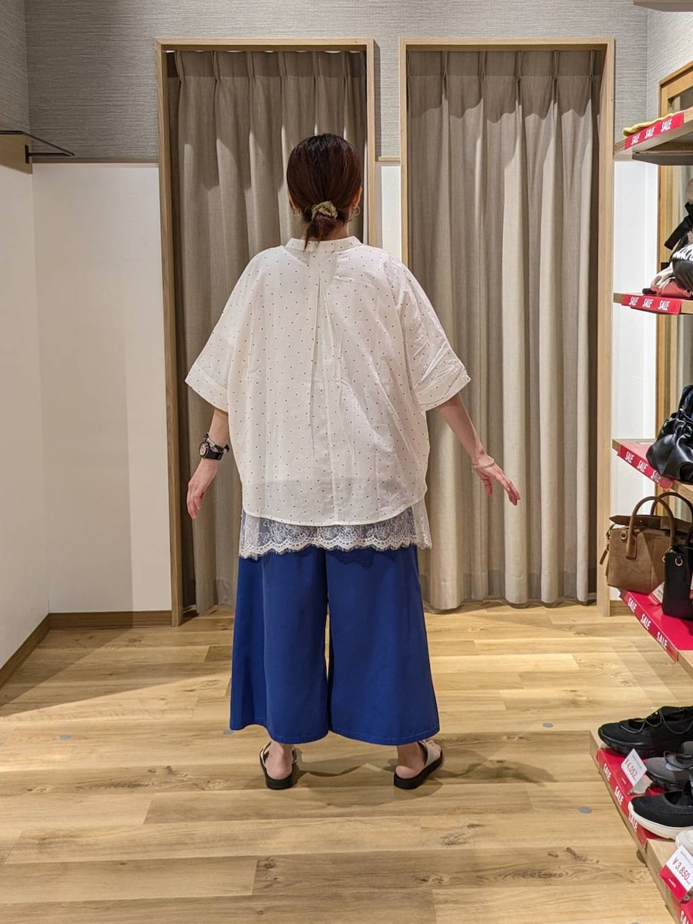 シルバー系のサンダル、ブルー系のその他パンツ、その他のテーラードジャケットを着用したレディースの夏コーディネートの2枚目の写真