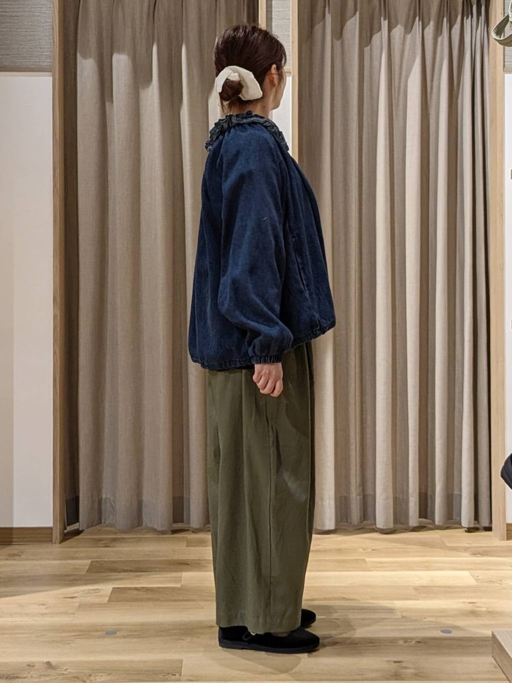 ブラック系のその他シューズ、グリーン系のその他パンツ、ブルー系のブルゾンを着用したレディースの秋コーディネートの2枚目の写真