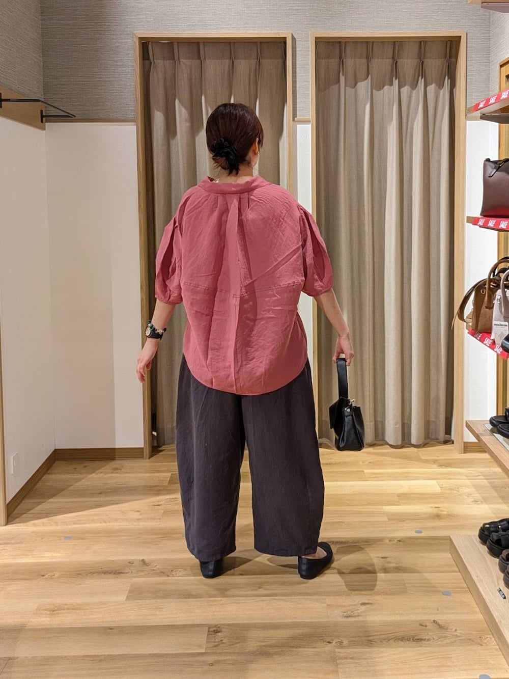 ピンク系のシャツ/ブラウス、その他のその他パンツ、ホワイト系のタンクトップを着用したレディースの夏コーディネートの2枚目の写真