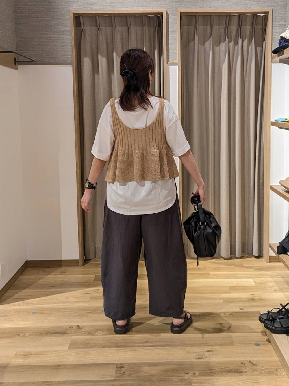 ブラウン系のサンダル、その他のその他パンツ、ブラック系のトートバッグを着用したレディースの夏コーディネートの2枚目の写真