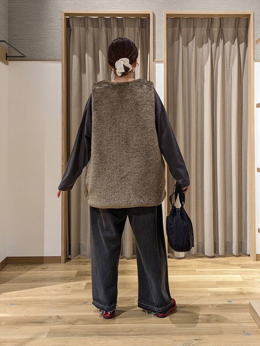 レッド系のその他シューズ、グレー系のTシャツ/カットソー、ブラック系のデニムパンツを着用したレディースの秋コーディネートの3枚目の写真