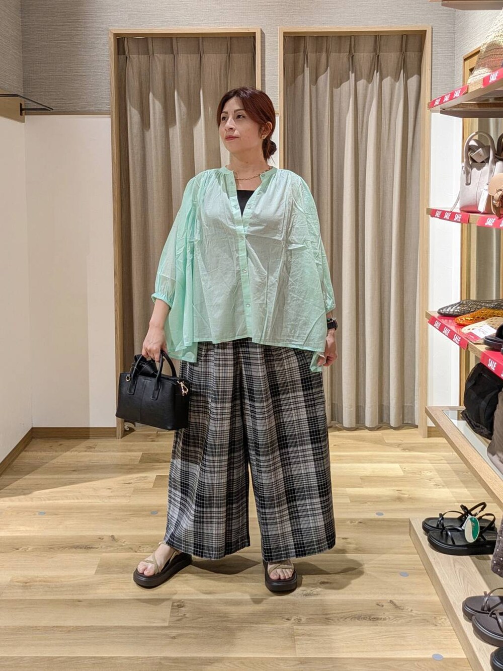 ベージュ系のサンダル、ブラック系のタンクトップ、ホワイト系のその他パンツを着用したレディースの夏コーディネートの3枚目の写真