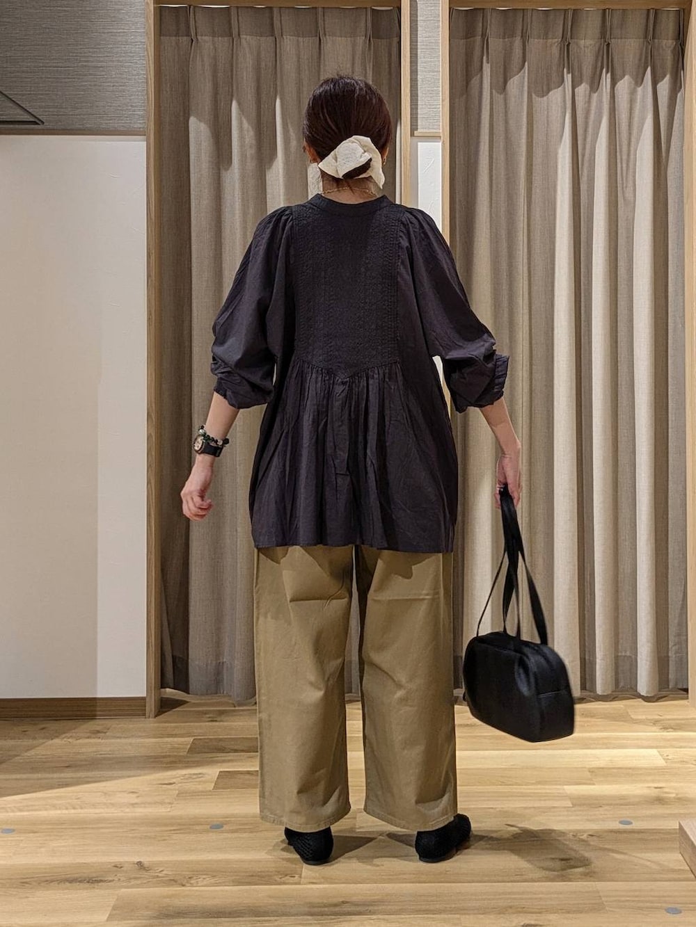 ブラック系のショルダーバッグ、その他のシャツ/ブラウス、ブラック系のパンプスを着用したレディースの秋コーディネートの3枚目の写真