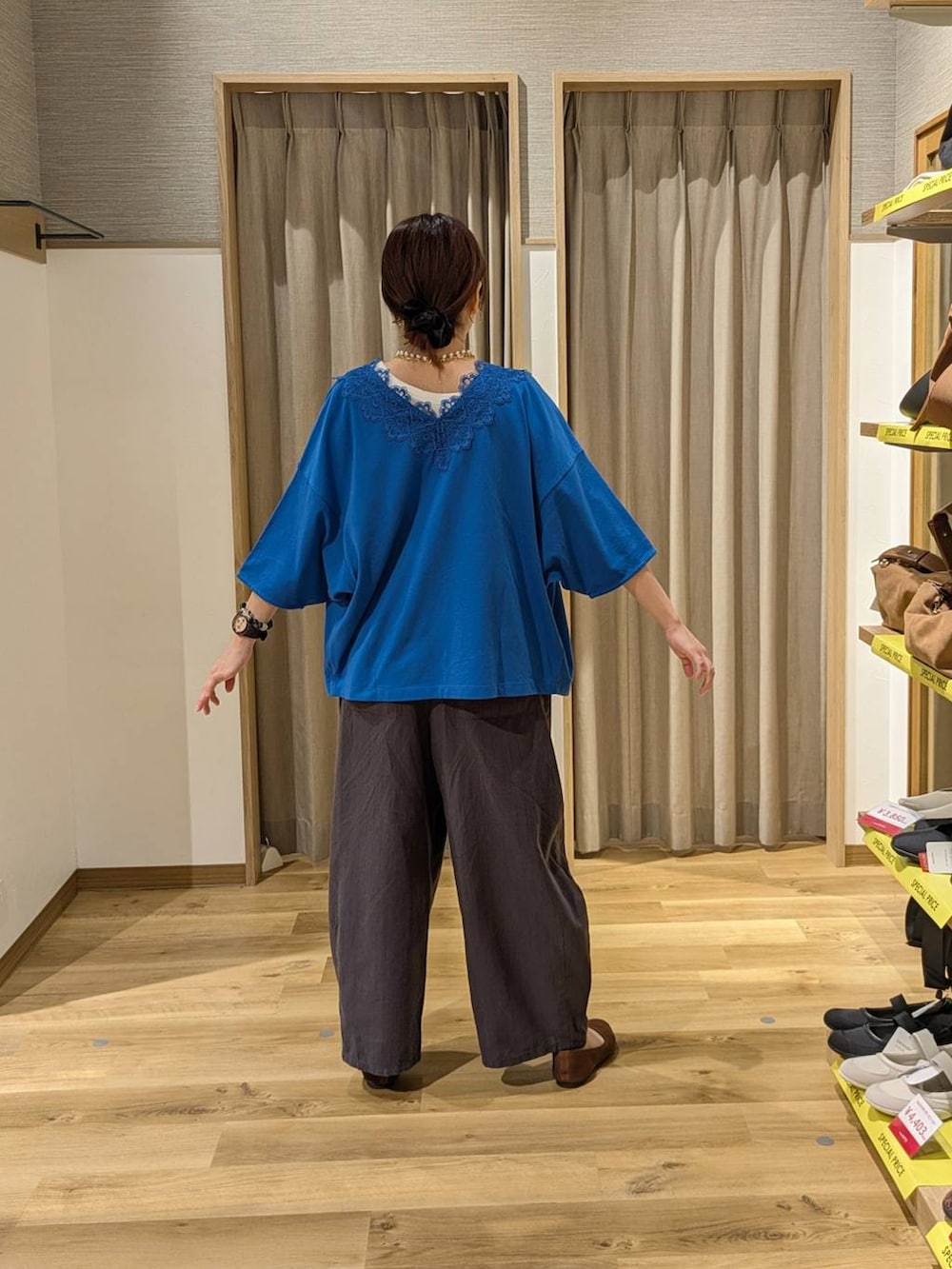 ブルー系のショルダーバッグ、その他のその他パンツ、ホワイト系のタンクトップを着用したレディースの春コーディネートの2枚目の写真