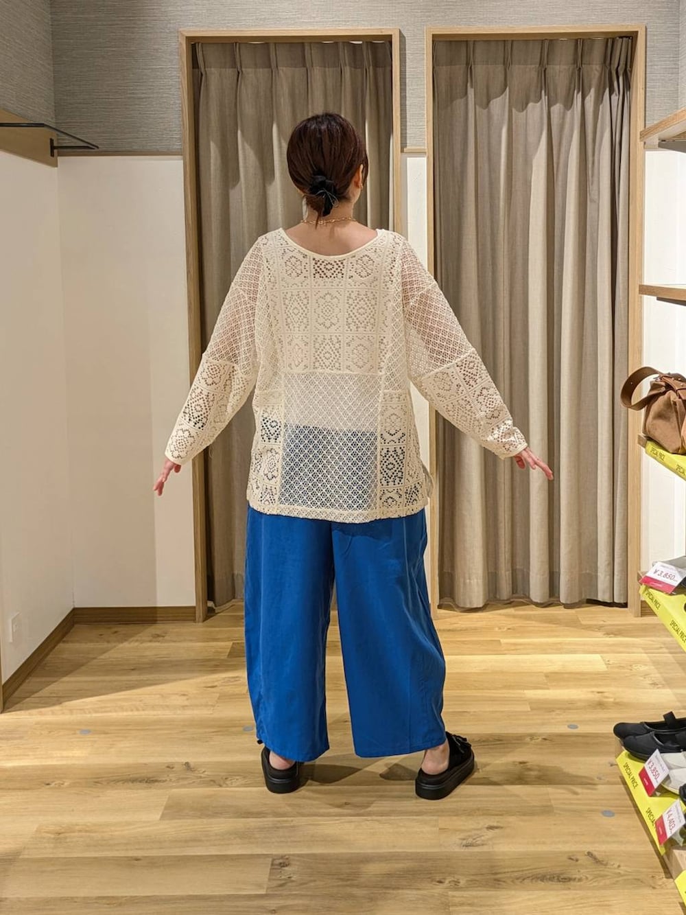 ブラック系のサンダル、ベージュ系のタンクトップ、ブラック系のトートバッグを着用したレディースの春コーディネートの2枚目の写真