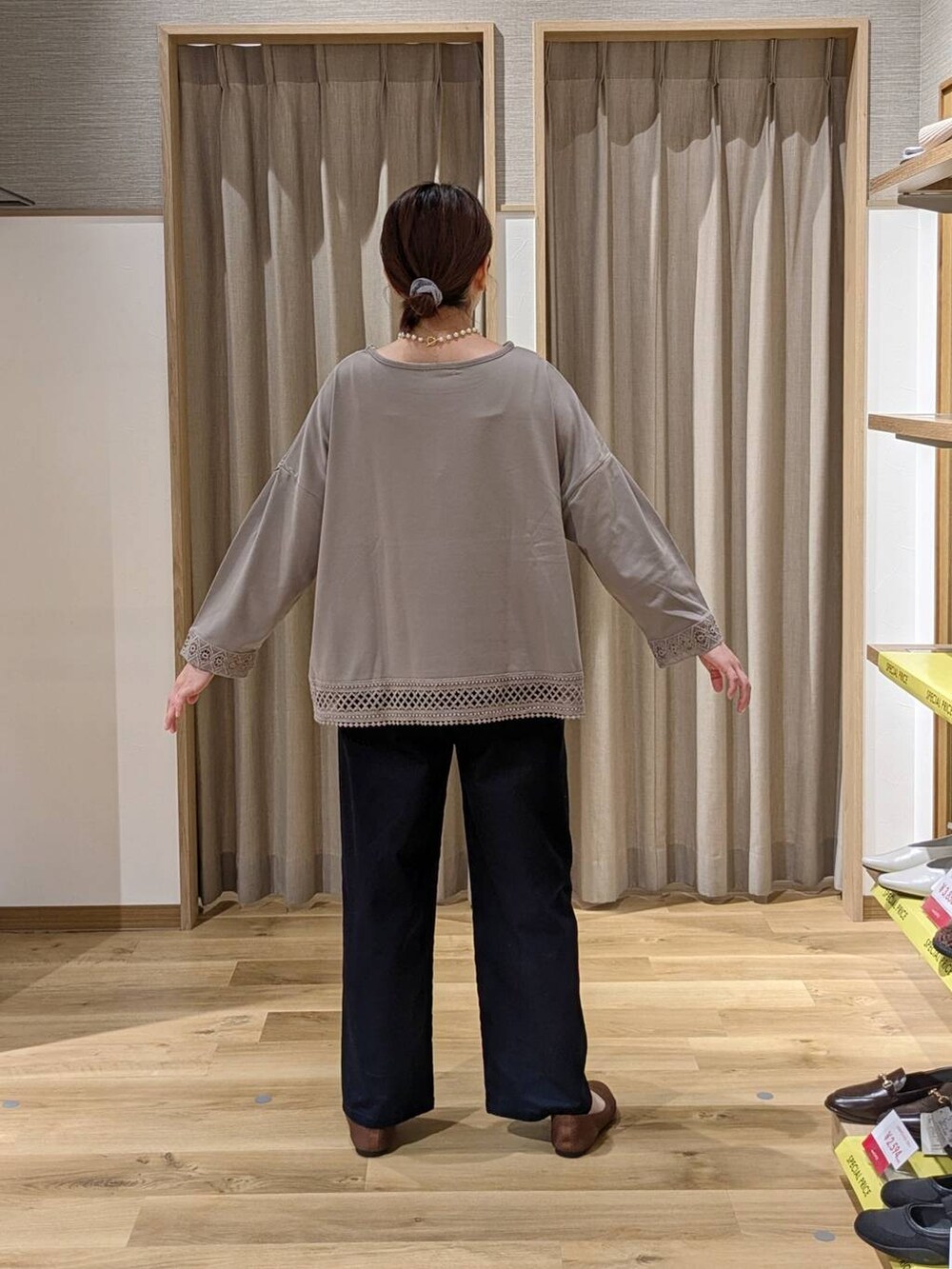 ブルー系のその他パンツ、ブラウン系のトートバッグ、ブラウン系のパンプスを着用したレディースの春コーディネートの2枚目の写真