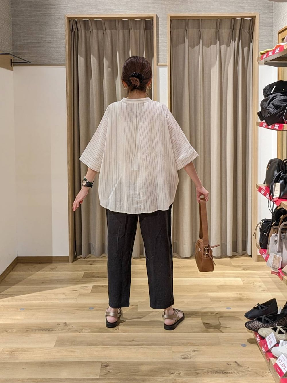 ブラウン系のショルダーバッグ、ゴールド系のサンダル、その他のその他パンツを着用したレディースの夏コーディネートの2枚目の写真