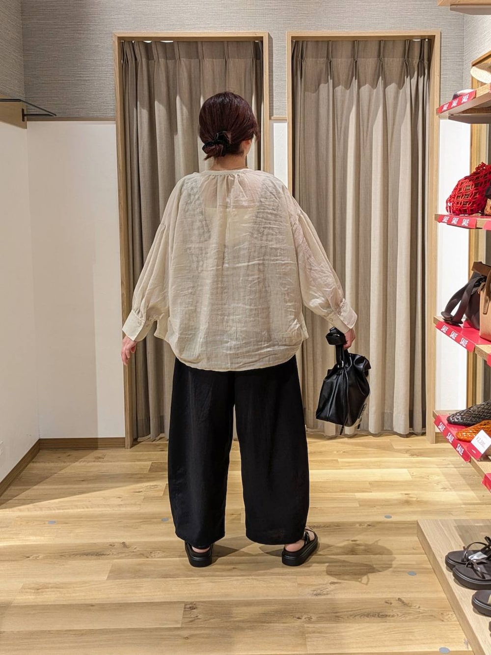 その他のベスト、ブラウン系のサンダル、ベージュ系のタンクトップを着用したレディースの夏コーディネートの2枚目の写真