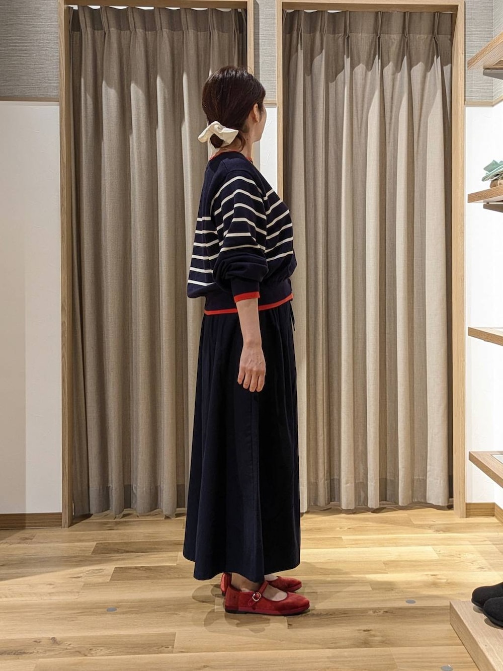 ブルー系のチノパンツ、レッド系のその他シューズ、グレー系のショルダーバッグを着用したレディースの秋コーディネートの2枚目の写真