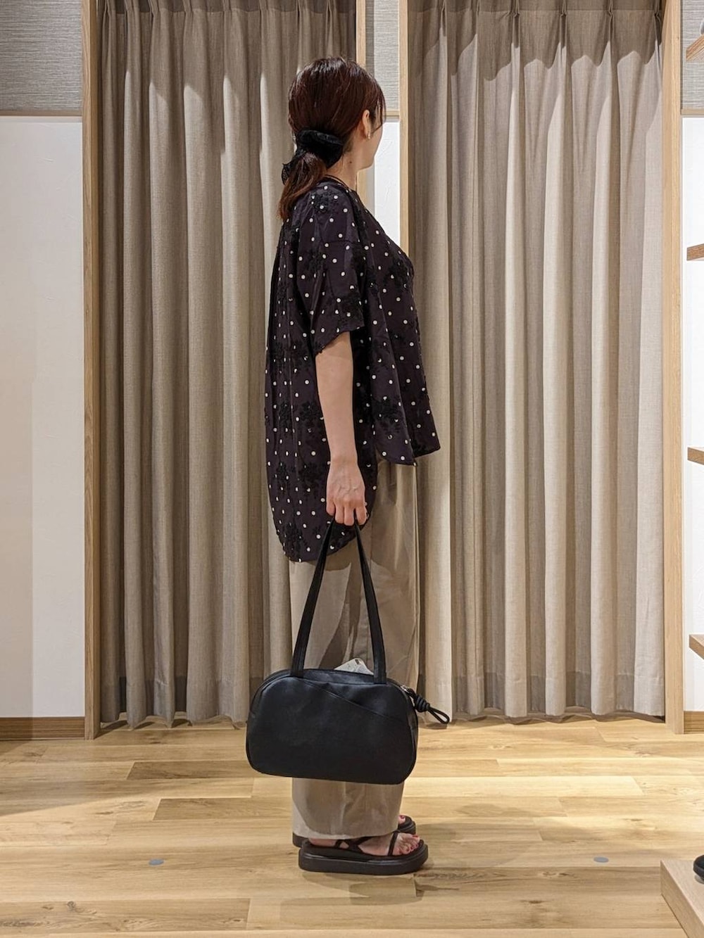 ブラック系のショルダーバッグ、ベージュ系のシャツ/ブラウス、その他のシャツ/ブラウスを着用したレディースの夏コーディネートの2枚目の写真