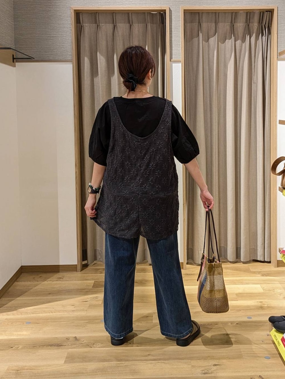 ブラック系のシャツ/ブラウス、ピンク系のトートバッグ、グレー系のベストを着用したレディースの春コーディネートの2枚目の写真