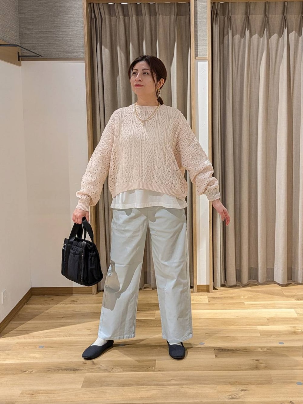 ブルー系のその他パンツ、ホワイト系のTシャツ/カットソー、ベージュ系のニット/セーターを着用したレディースの春コーディネートの2枚目の写真