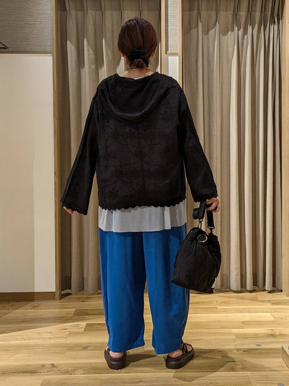ホワイト系のTシャツ/カットソー、ブラック系のシャツ/ブラウス、ブラック系のショルダーバッグを着用したレディースの夏コーディネートの3枚目の写真