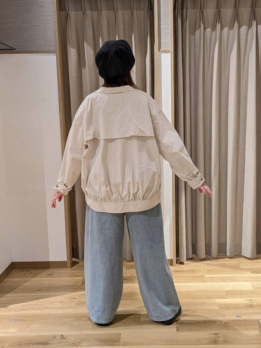 ブルー系のデニムパンツ、ベージュ系のブルゾン、その他のTシャツ/カットソーを着用したレディースの春コーディネートの2枚目の写真