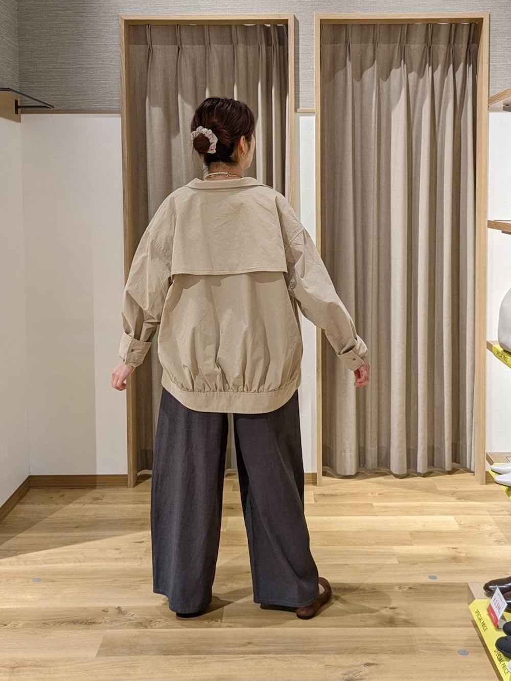 ブラウン系のパンプス、ベージュ系のブルゾン、ホワイト系のTシャツ/カットソーを着用したレディースの春コーディネートの2枚目の写真