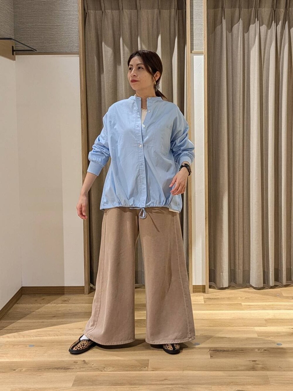 ベージュ系のデニムパンツ、その他のスニーカー、ブルー系のシャツ/ブラウスを着用したレディースの冬コーディネートの2枚目の写真