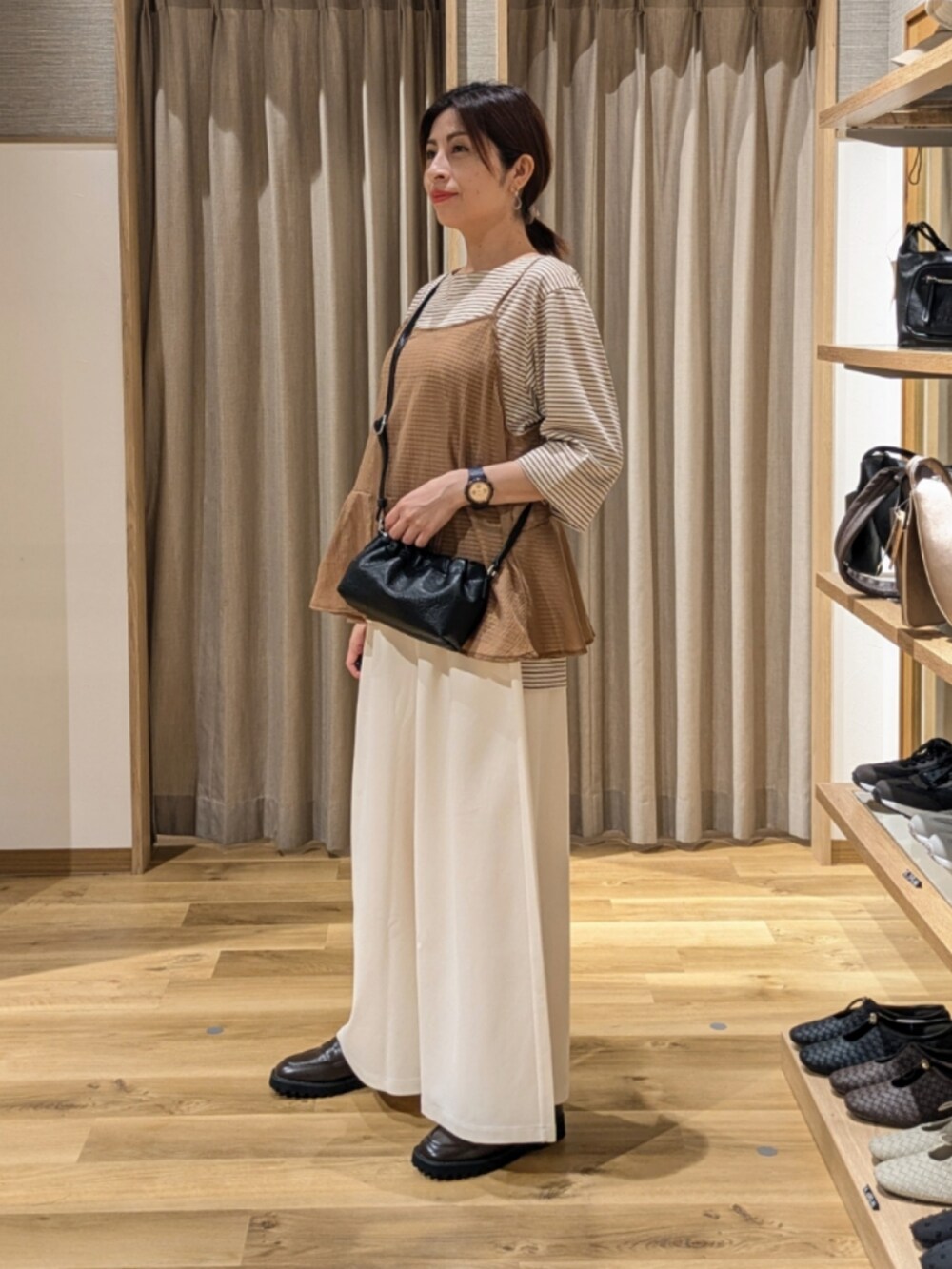 ホワイト系のその他パンツ、ブラウン系のローファー、ブラウン系のキャミソールを着用したレディースの秋コーディネートの2枚目の写真