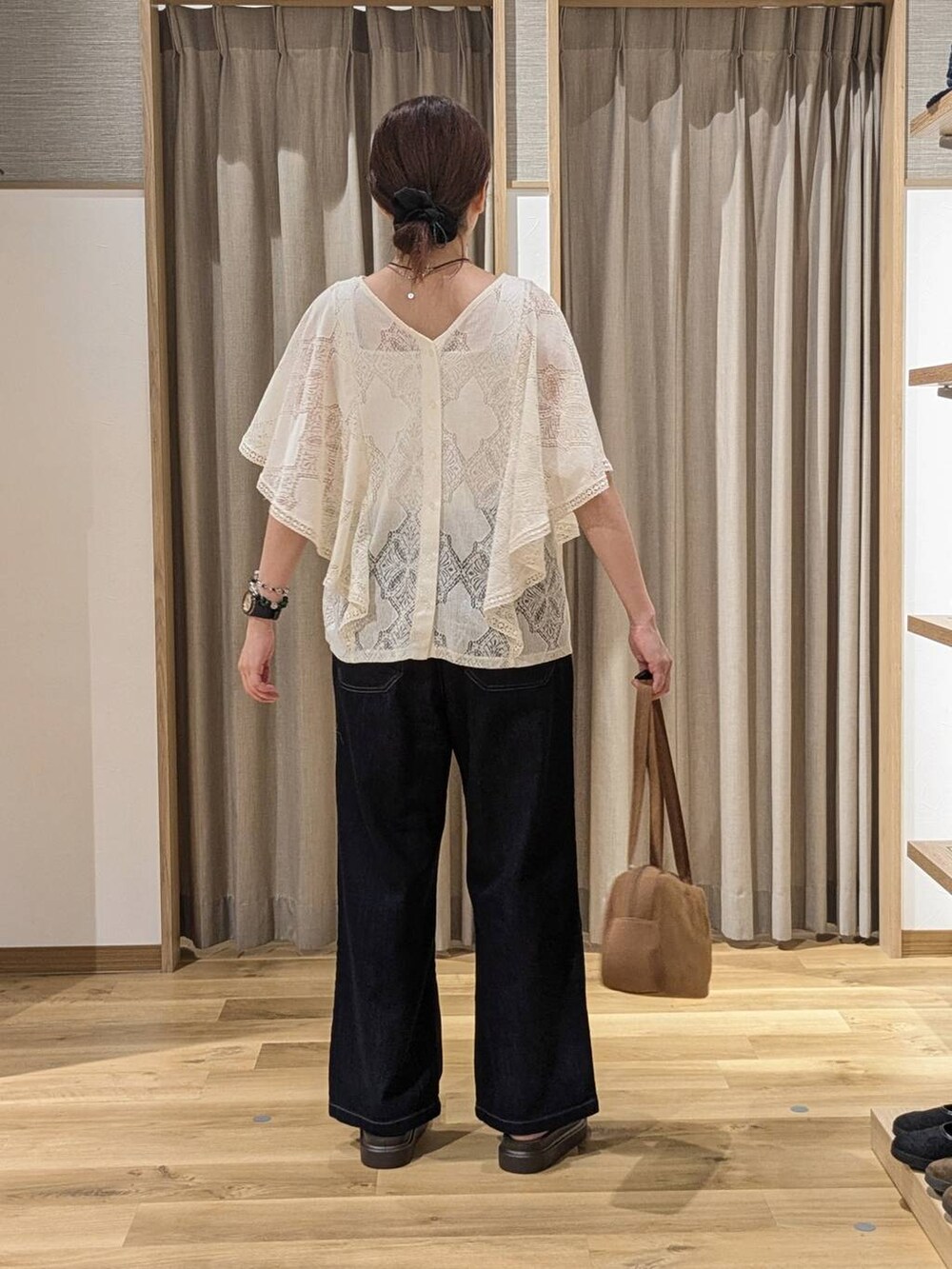 ブラウン系のショルダーバッグ、ベージュ系のシャツ/ブラウス、ブラウン系のサンダルを着用したレディースの夏コーディネートの3枚目の写真
