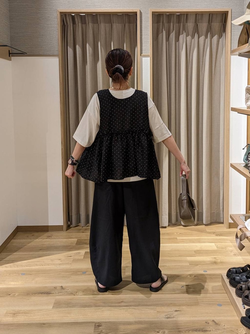 ブラック系のサンダル、ブラック系のその他パンツ、ブラック系のベストを着用したレディースの夏コーディネートの2枚目の写真
