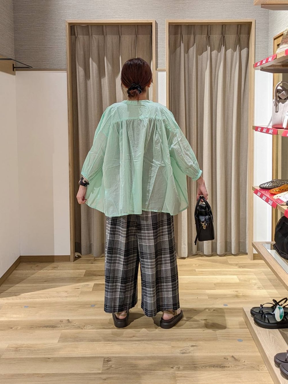 ベージュ系のサンダル、ブラック系のタンクトップ、ホワイト系のその他パンツを着用したレディースの夏コーディネートの2枚目の写真