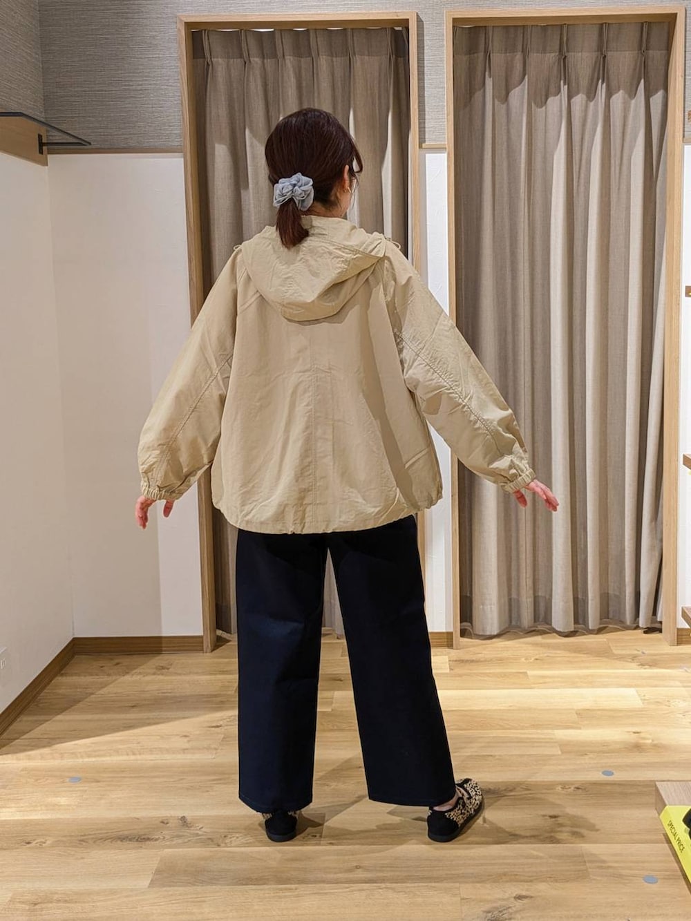 ベージュ系のマウンテンパーカー、その他のスニーカー、ブルー系のその他パンツを着用したレディースの春コーディネートの2枚目の写真