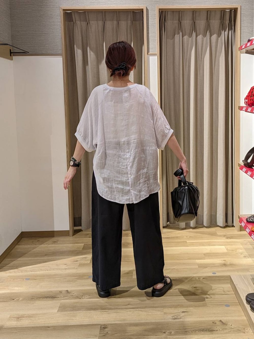 ブラック系のサンダル、ベージュ系のタンクトップ、ブラック系のその他パンツを着用したレディースの夏コーディネートの2枚目の写真