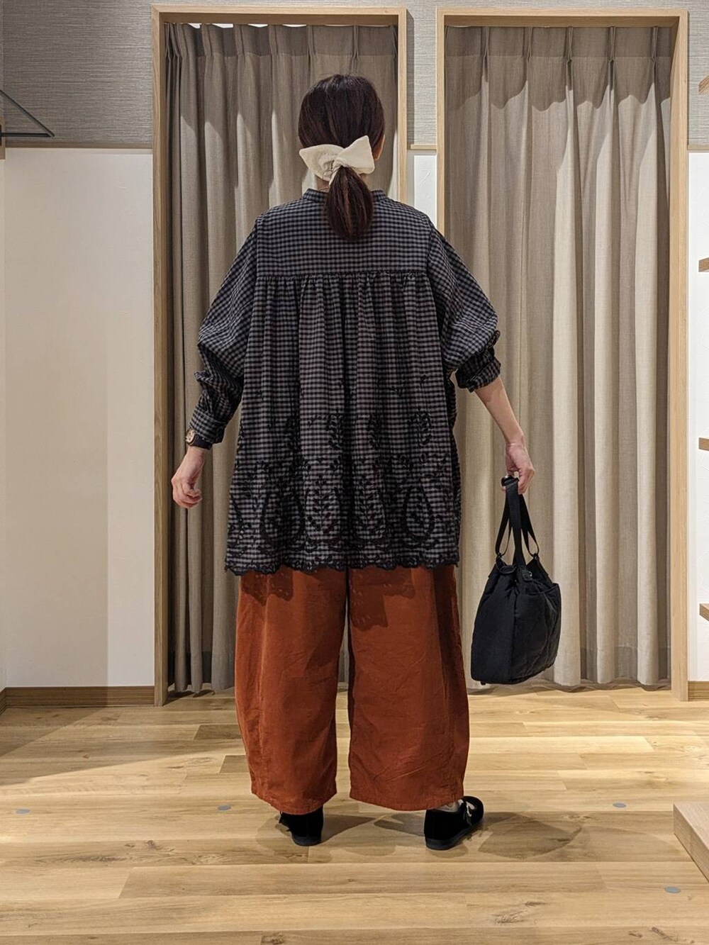 オレンジ系のその他パンツ、ブラック系のその他シューズ、その他のシャツ/ブラウスを着用したレディースの秋コーディネートの3枚目の写真