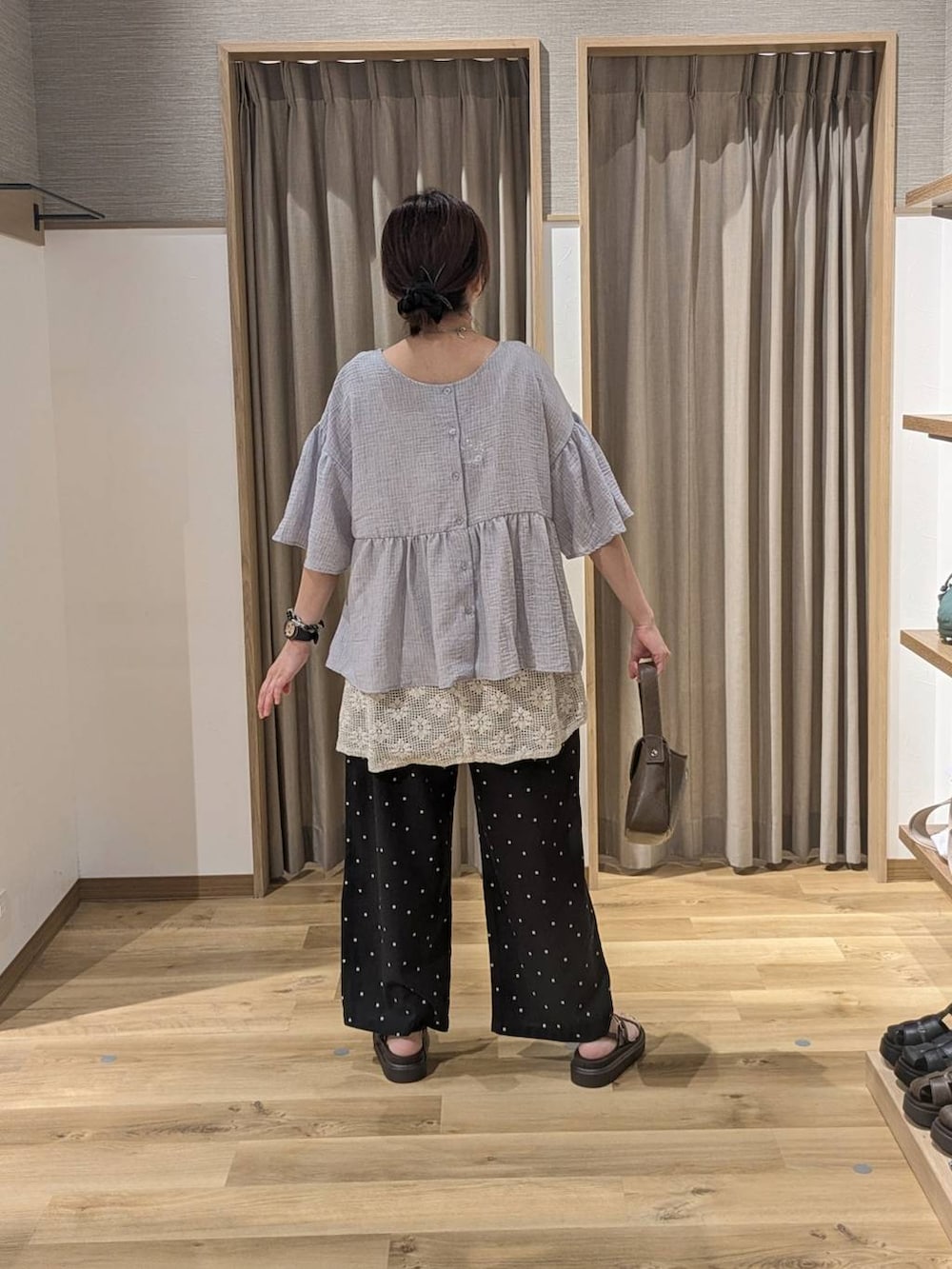 ブラウン系のサンダル、ホワイト系のベスト、その他のその他パンツを着用したレディースの夏コーディネートの2枚目の写真