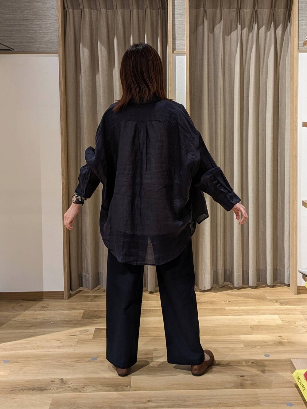 ブルー系のシャツ/ブラウス、ブルー系のその他パンツ、ブラウン系のトートバッグを着用したレディースの春コーディネートの2枚目の写真