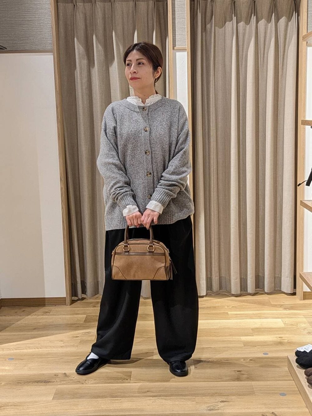 その他のシャツ/ブラウス、ブラック系のその他パンツ、グレー系のカーディガン/ボレロを着用したレディースの冬コーディネートの2枚目の写真