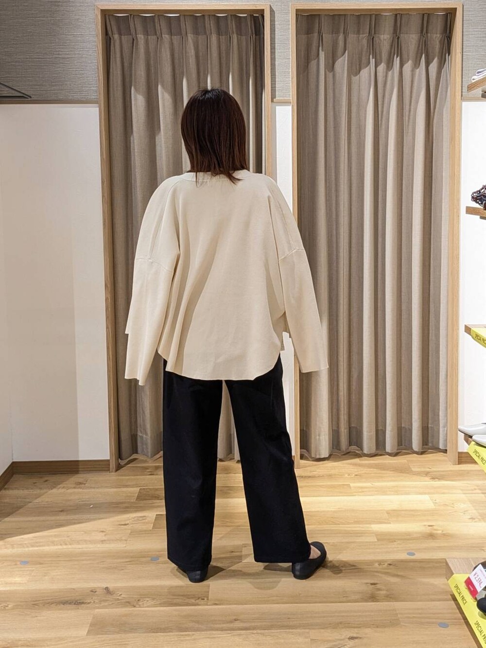 ブルー系のその他パンツ、グレー系のパンプス、ベージュ系のカーディガン/ボレロを着用したレディースの春コーディネートの2枚目の写真