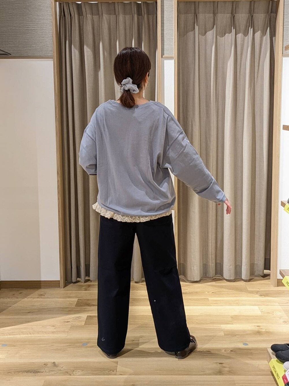 ブルー系のTシャツ/カットソー、ブルー系のその他パンツ、ブラウン系のトートバッグを着用したレディースの春コーディネートの2枚目の写真