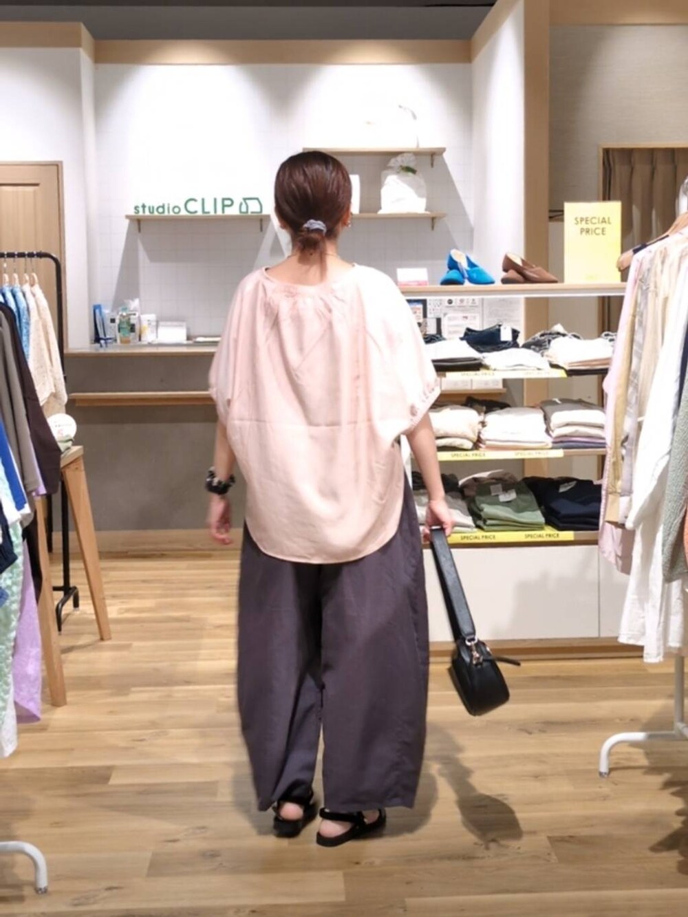 ブラック系のショルダーバッグ、ブラック系のサンダル、その他のその他パンツを着用したレディースの夏コーディネートの2枚目の写真