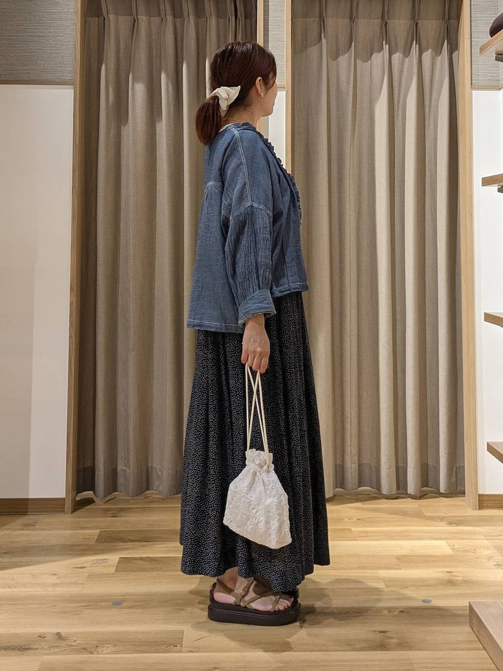 ホワイト系のTシャツ/カットソー、ベージュ系のサンダル、ブルー系のシャツ/ブラウスを着用したレディースの夏コーディネートの2枚目の写真