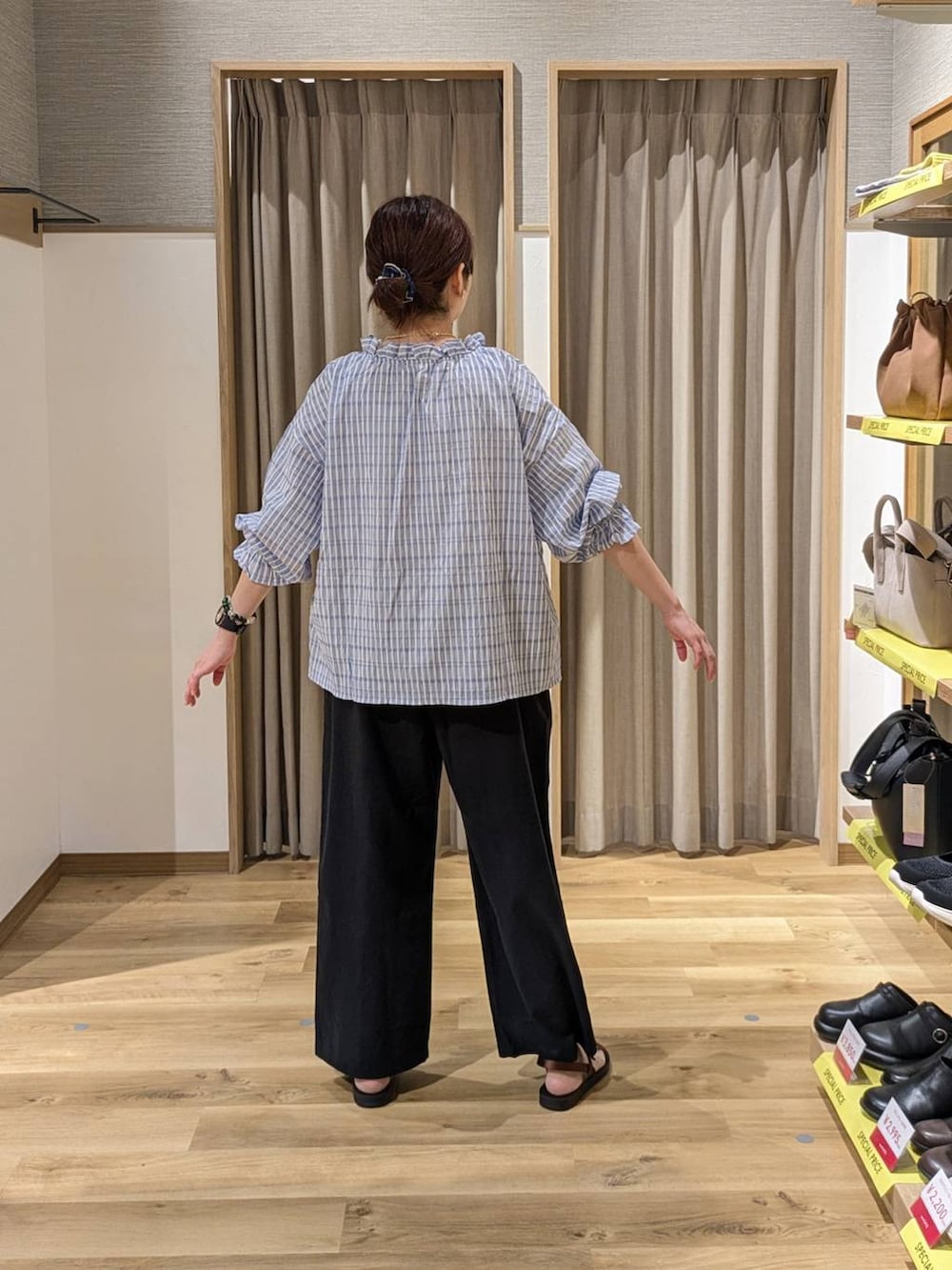 ブラウン系のショルダーバッグ、ブラウン系のサンダル、ブラック系のその他パンツを着用したレディースの春コーディネートの2枚目の写真