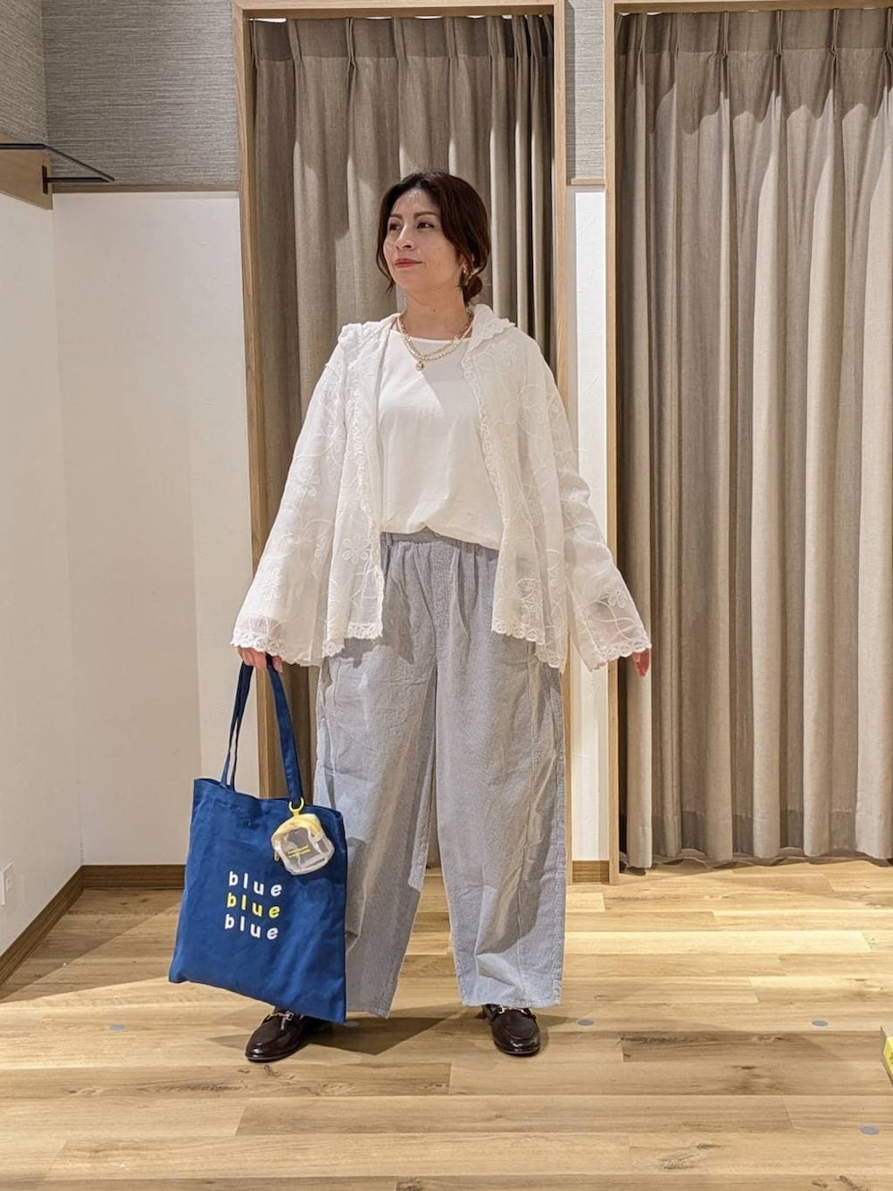 ブルー系のその他パンツ、ホワイト系のTシャツ/カットソー、ブラウン系のローファーを着用したレディースの冬コーディネートの2枚目の写真