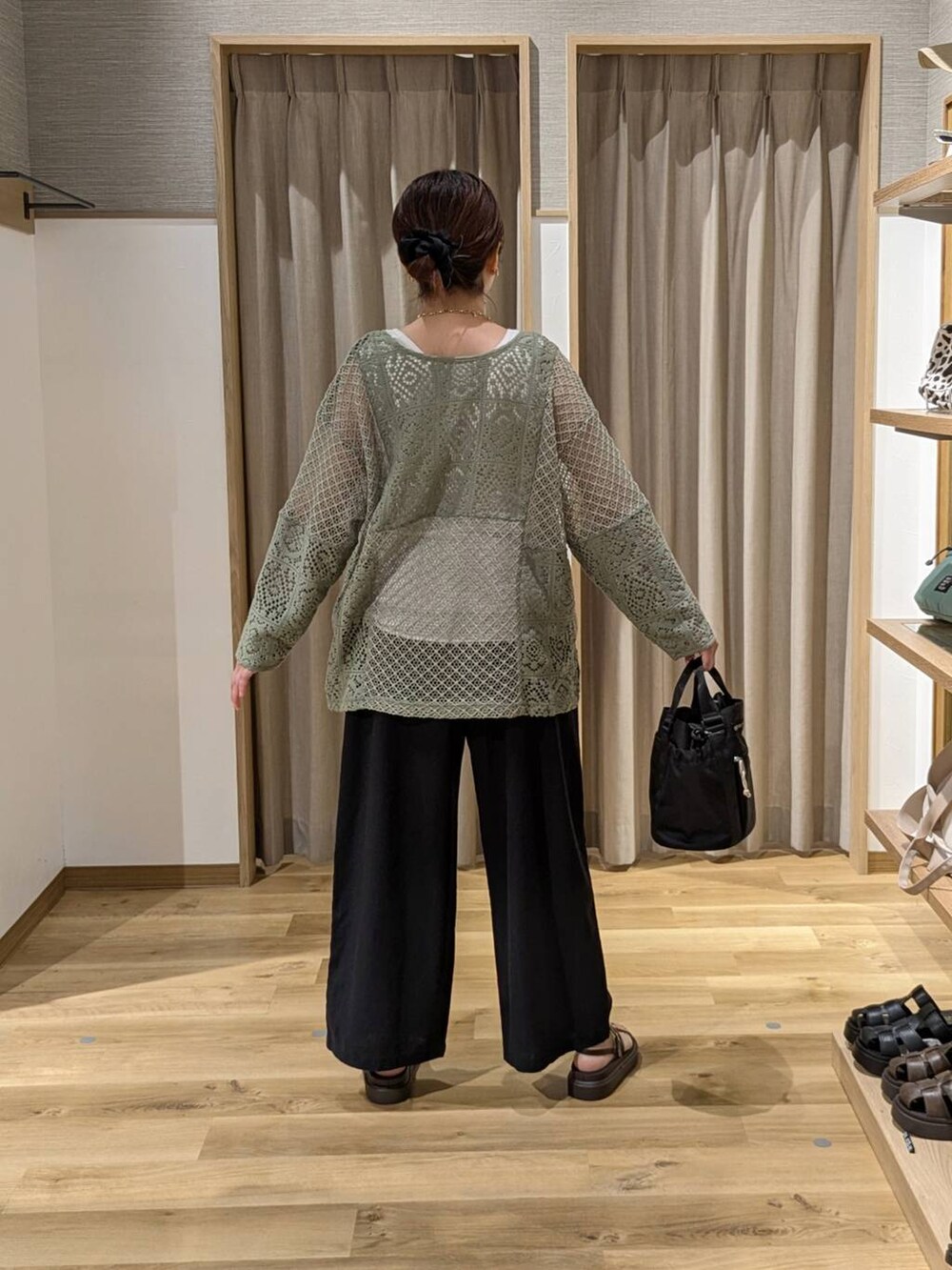 ブラウン系のサンダル、ブラック系のその他パンツ、グリーン系のTシャツ/カットソーを着用したレディースの夏コーディネートの2枚目の写真