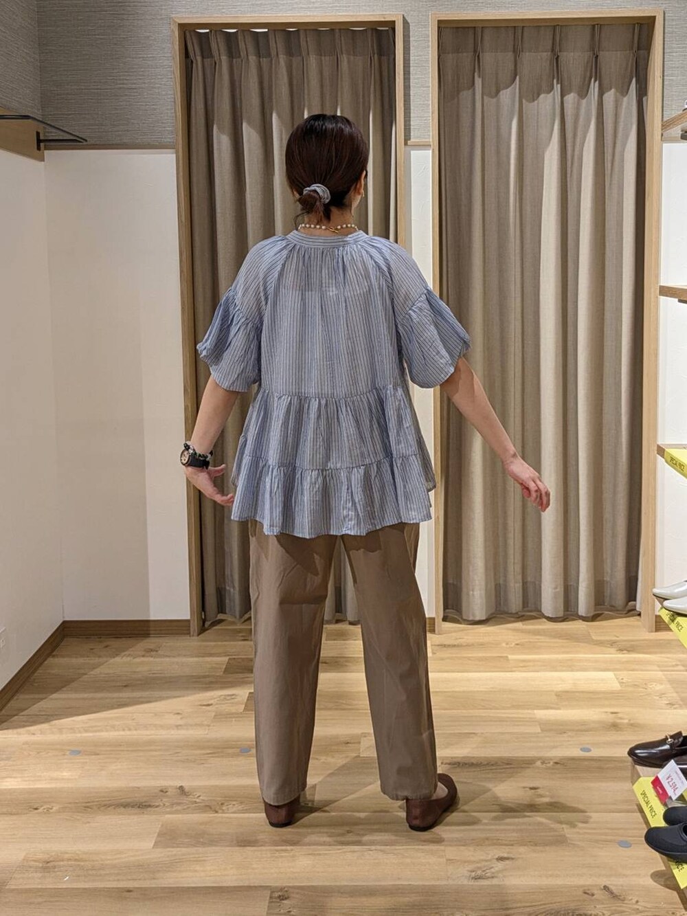 ブラウン系のトートバッグ、ブラウン系のその他パンツ、ブラウン系のパンプスを着用したレディースの春コーディネートの2枚目の写真