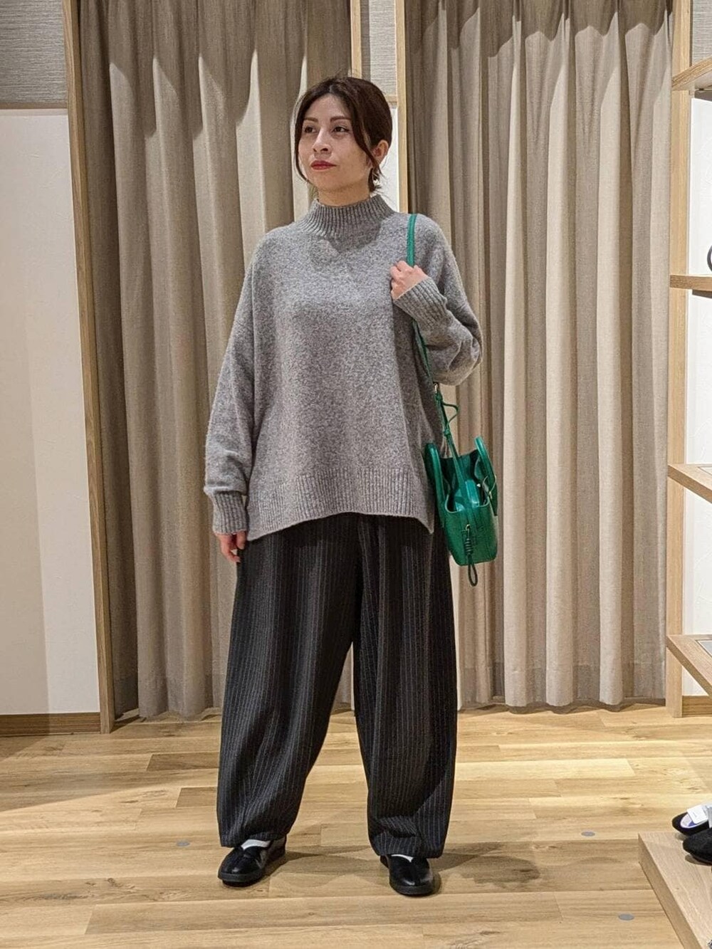 その他のニット/セーター、その他のその他パンツ、ブラック系のスニーカーを着用したレディースの冬コーディネートの2枚目の写真