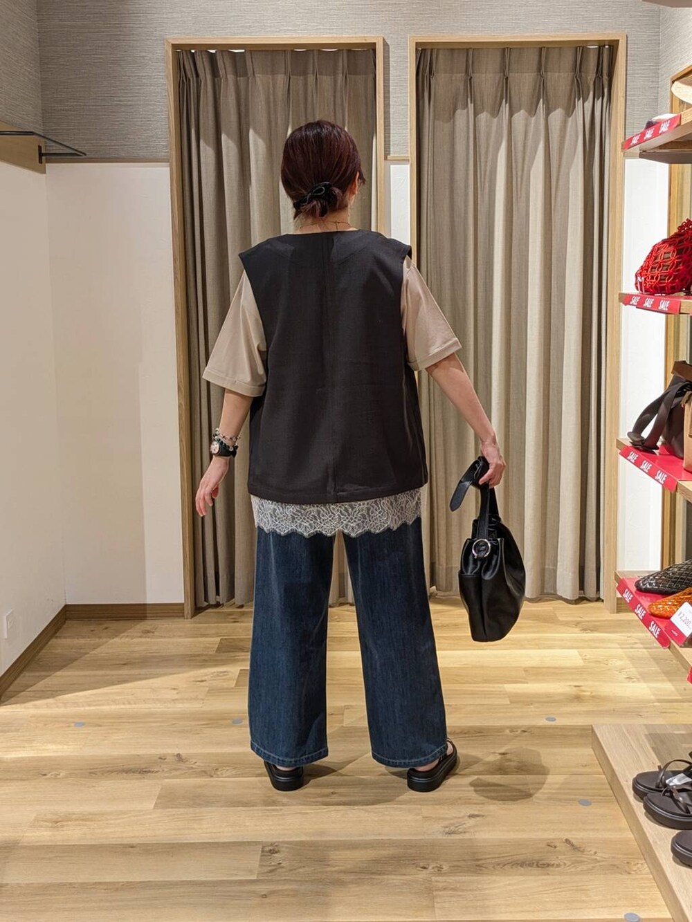 ブラック系のサンダル、ベージュ系のTシャツ/カットソー、グレー系のベストを着用したレディースの夏コーディネートの2枚目の写真