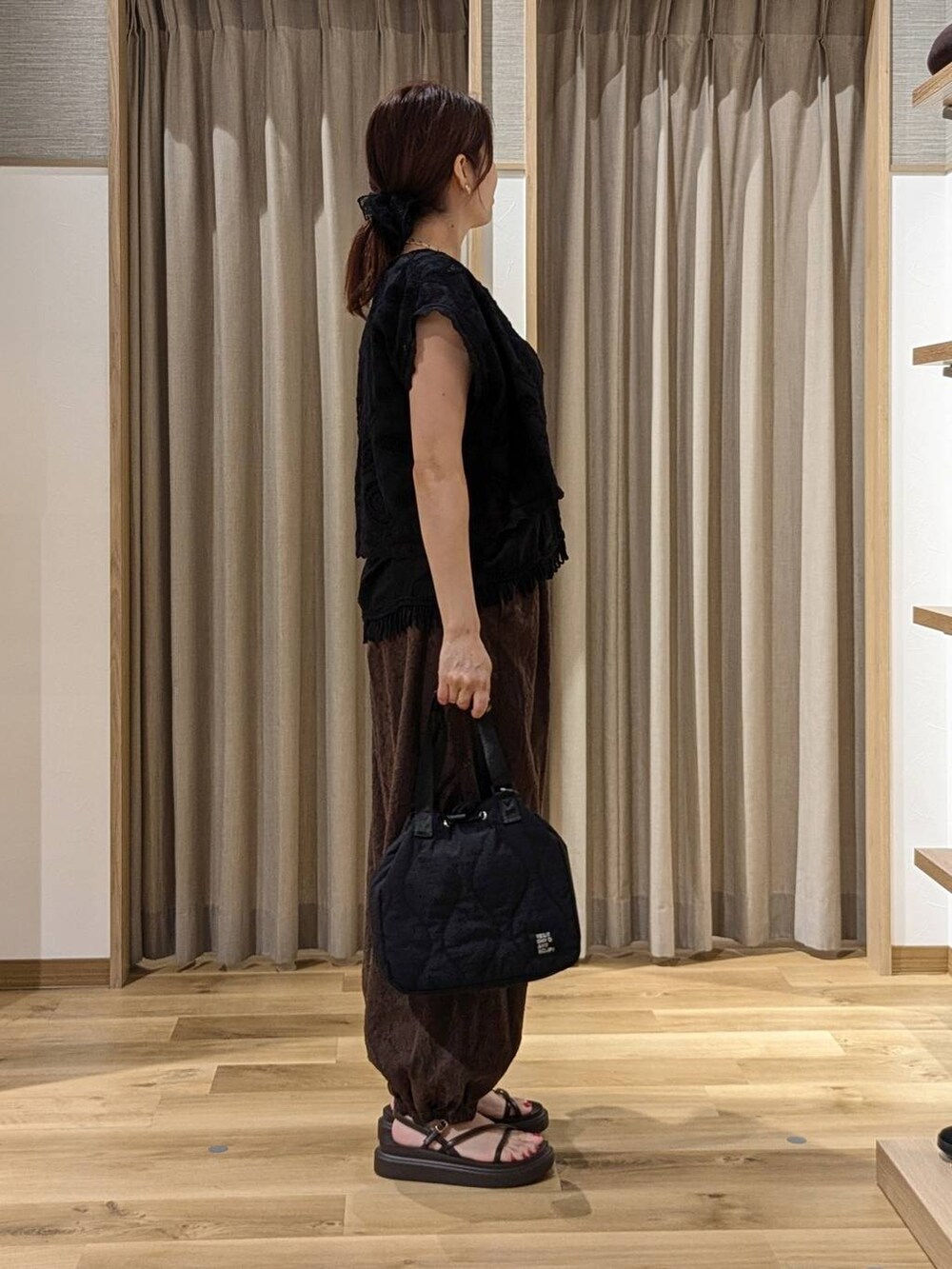 ブラウン系のその他パンツ、ブラック系のシャツ/ブラウス、ブラック系のベストを着用したレディースの夏コーディネートの2枚目の写真