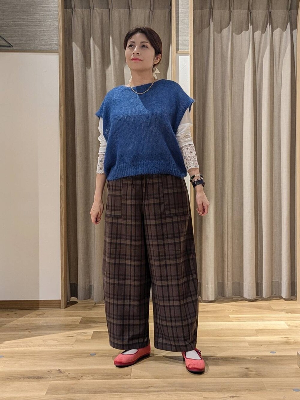 レッド系のその他シューズ、ブルー系のニット/セーター、その他のTシャツ/カットソーを着用したレディースの秋コーディネートの2枚目の写真