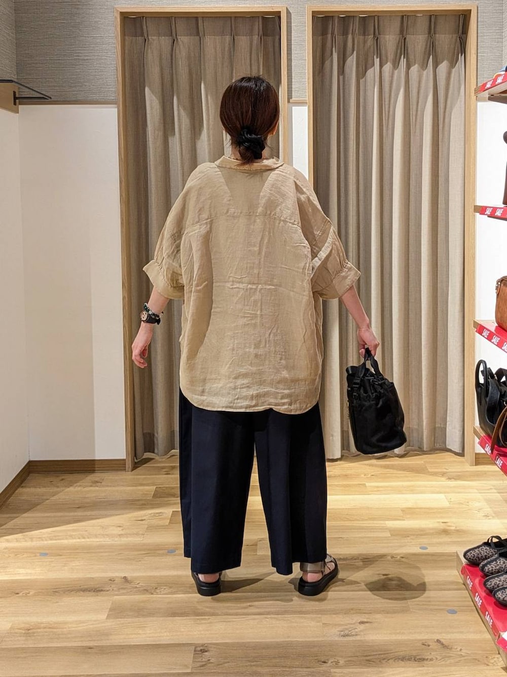 ブルー系のその他パンツ、ベージュ系のサンダル、ベージュ系のシャツ/ブラウスを着用したレディースの夏コーディネートの2枚目の写真